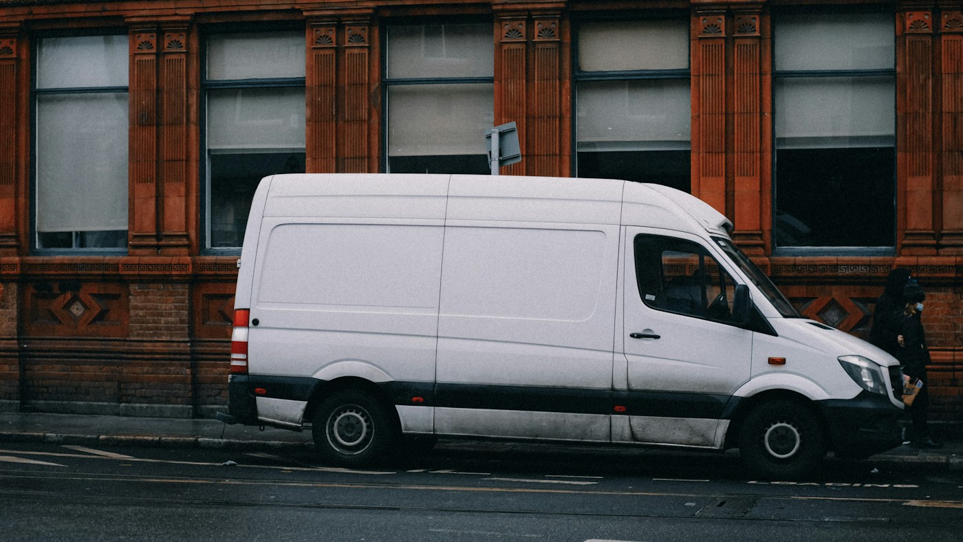 Photographie d’un véhicule utilitaire de livraison blanc